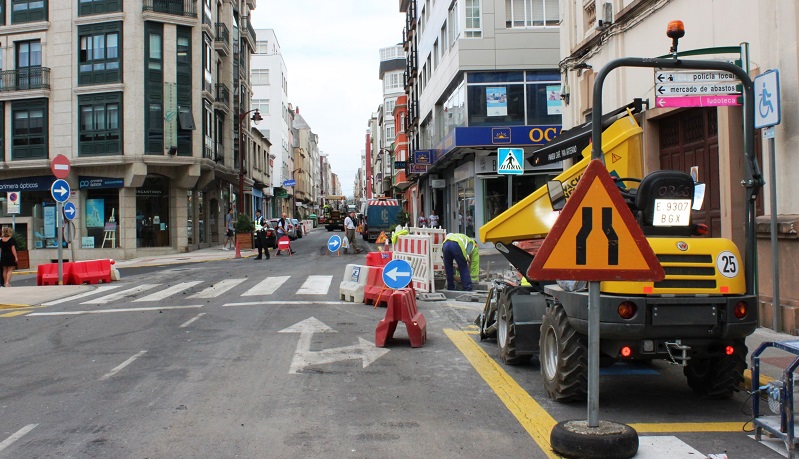 As obras de asfaltado conviven coas de eliminacin de barreiras nos camios escolares