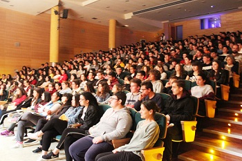 O alumnado de secundaria tivo que repartirse en das funcins