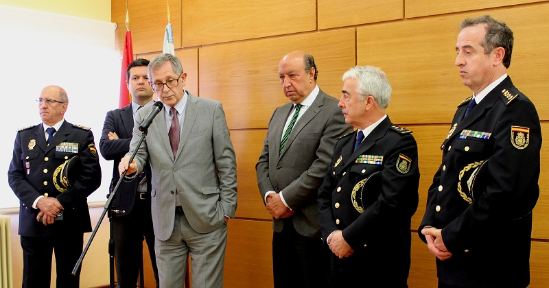 O acto oficial de inauguracin tivo lugar no saln de plenos, antes da visita s dependencias policiais