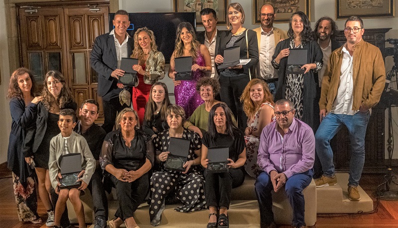 Foto de familia das persoas premiadas na gala 