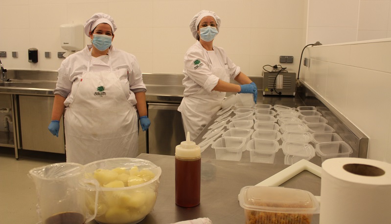 Alumnas de cocia traballando no comedor solidario