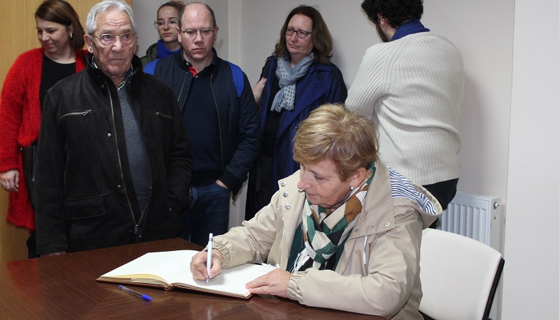 Dolores Fernndez, asinando no Libro de Honra