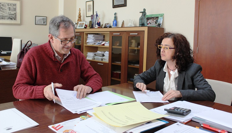 A presidenta de Atletismo Carballo tamn asinou