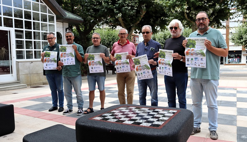 Representantes do club O Toque Xiria e do Concello presentaron os torneos de xadrez