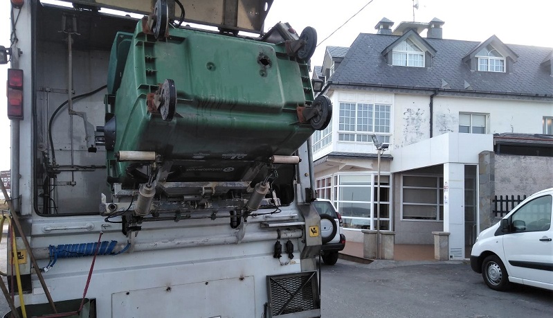 Lavado de contedores na zona de Baldaio