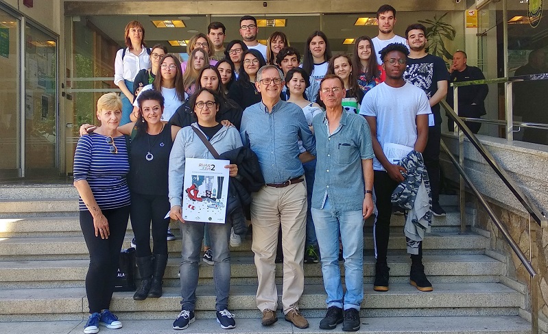 Foto de familia de organizadores e participantes tras a presentacin