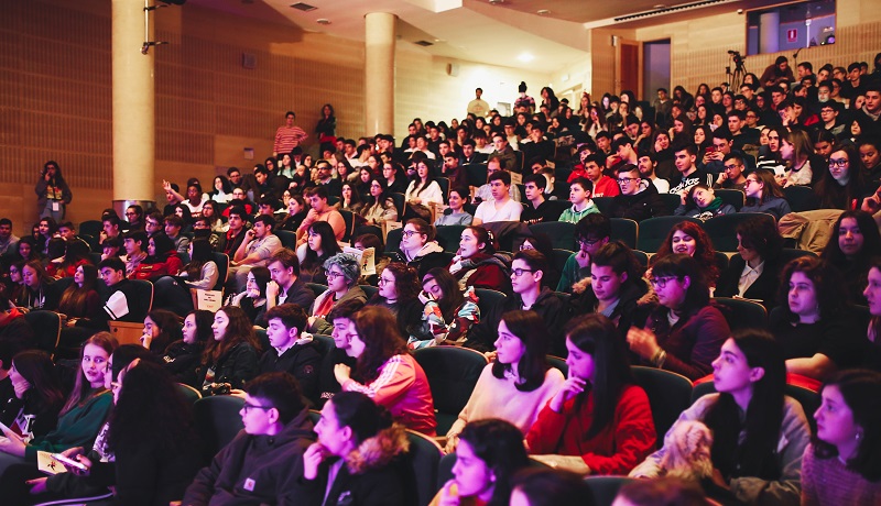 O alumnado dos institutos da zona encheu hoxe o auditorio do Pazo da Cultura