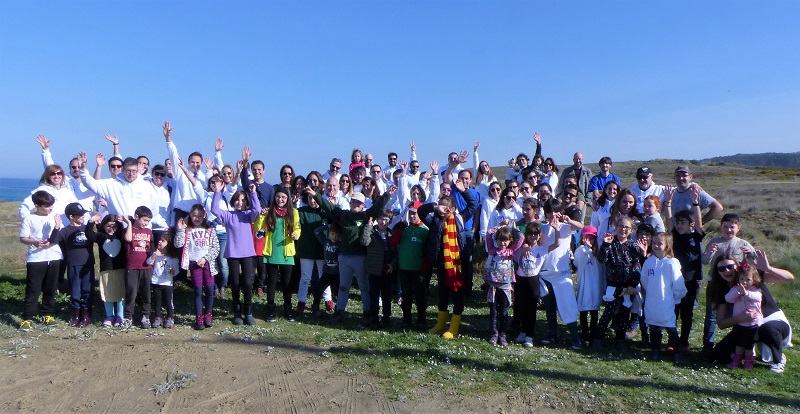 Grupo de voluntariado ambiental que participou na limpeza das praias