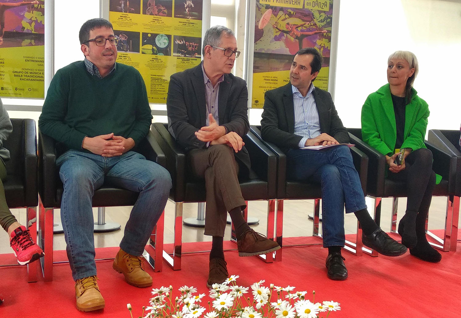 O alcalde, Evencio Ferrero, conversa co o director da Agadic, Jacobo Sutil, durante a presentacin do ciclo