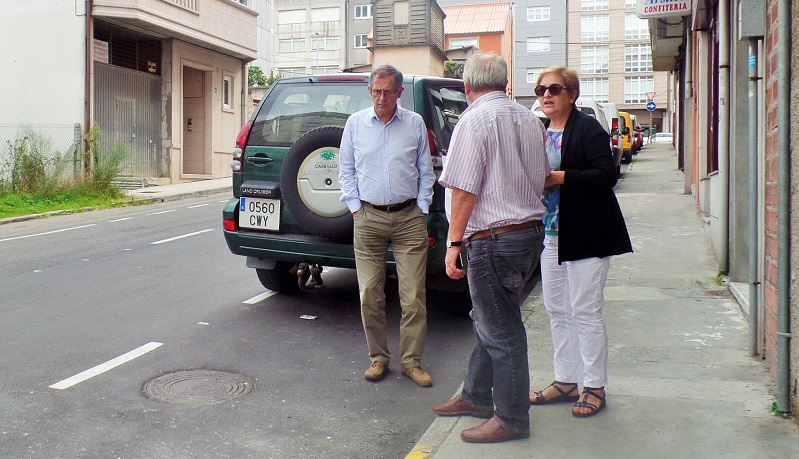 Evencio Ferrero, Beln Lendoiro e Luis Lamas, vendo as necesidades da ra Laracha