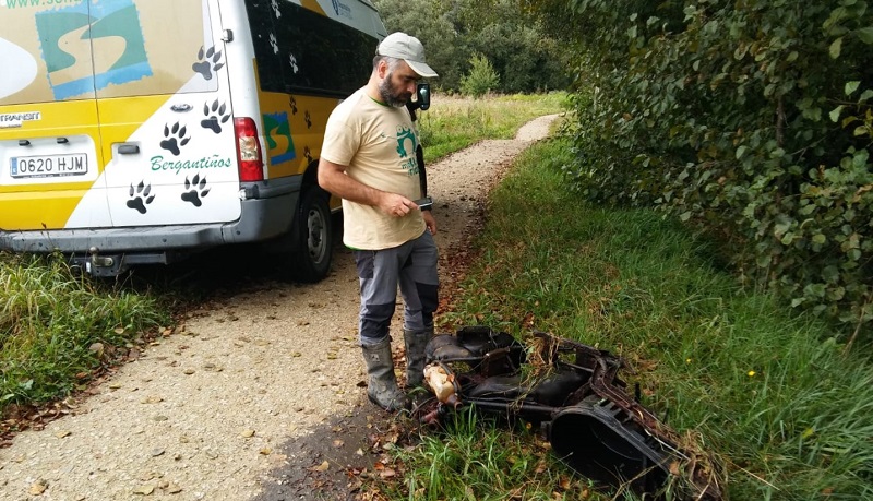 Entre os residuos atopados figura unha moto