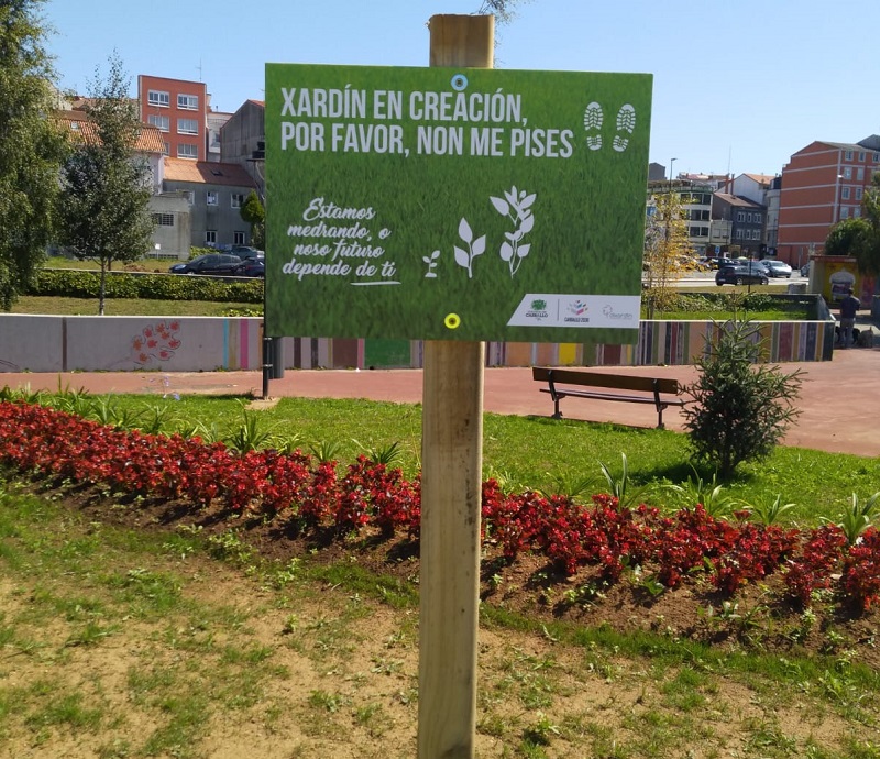 Nos novos xardns vimos de colocar uns carteis pedindo a colaboracin vecial para evitar que os animais pisen as plantas