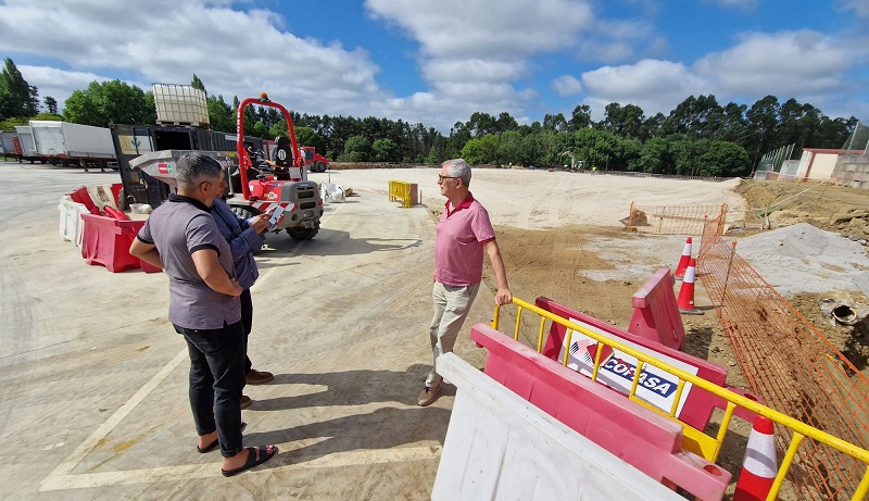 Daniel Prez e Evencio Ferrero, nas obras do novo campo de ftbol 8