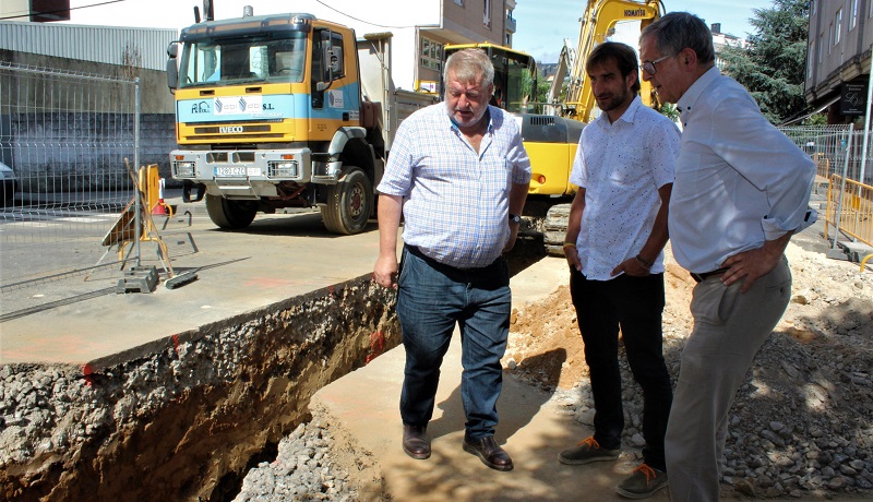 Luis Lamas, Juan Seoane e Evencio Ferrero, nas obras da ra Barcelona