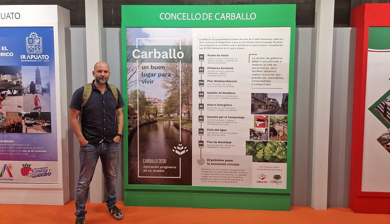 Miguel Vales, xunto ao expositor de Carballo na feira TECMA