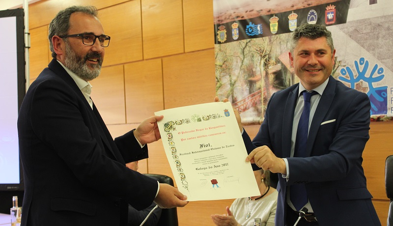 Ovidio Rodeiro entregoulle o Galego do Ano a Alberto Sueiro