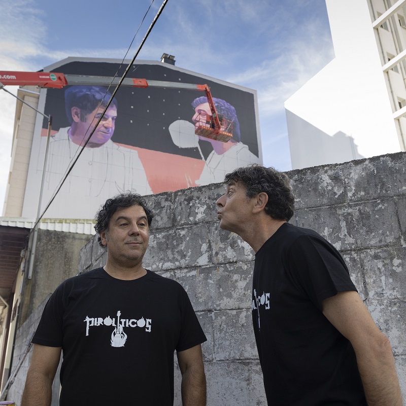 Vctor Mosqueira e Evaristo Calvo, diante do mural que lles dedicamos neste FIOT
