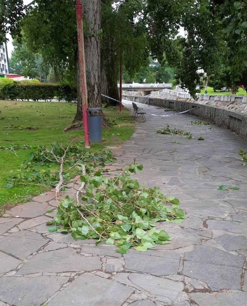 A cada de plas obrigou a cortar o paso en varias ocasins para evitar riscos