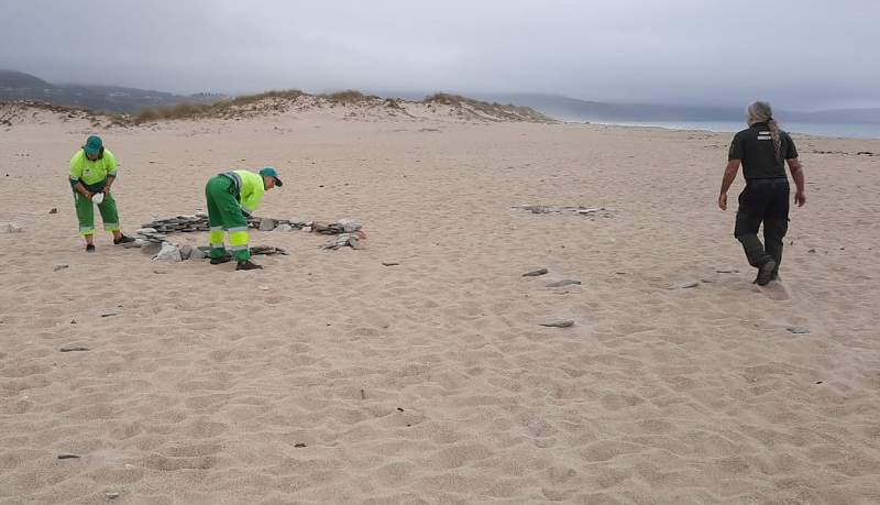 O persoal de limpeza de praias retirou hoxe os montculos de pedras coa supervisin dos axentes ambientais da Xunta