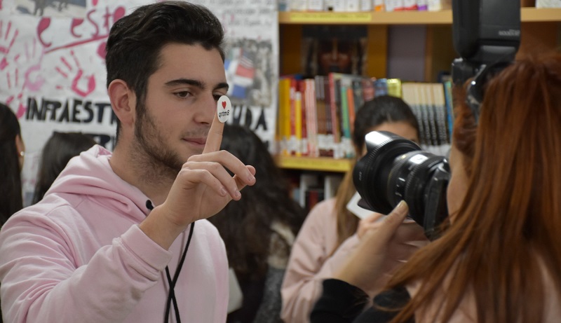 Un alumno, cun dos adhesivos que se utilizarn nos agasallos